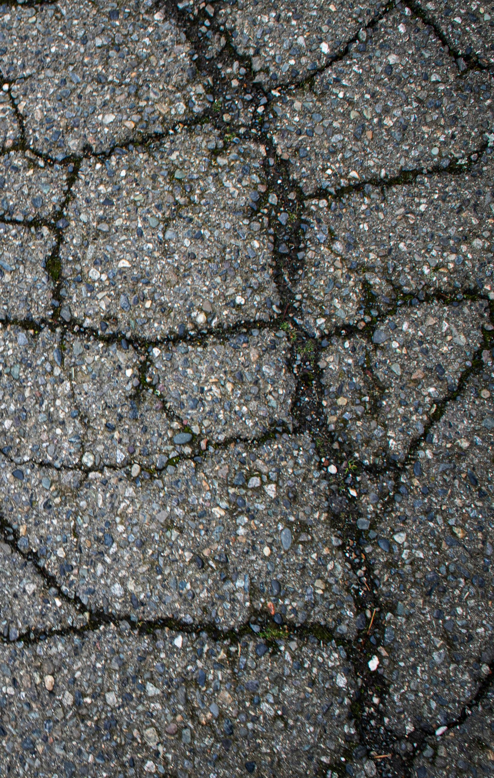 Asphalt cracks 